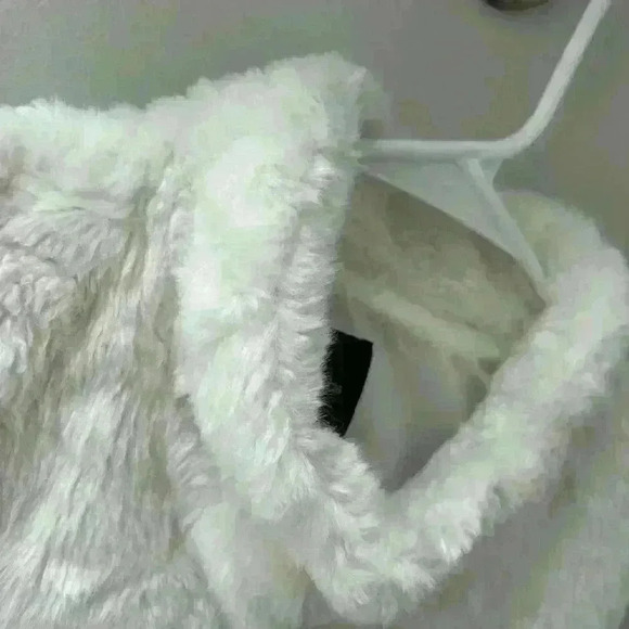 Girls gap kids xxl white furry vest - Picture 5 of 7